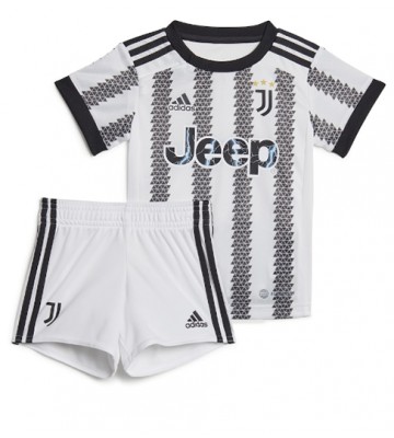Juventus babykläder Hemmatröja barn 2022-23 Korta ärmar (+ Korta byxor)